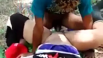 Jilbab Pasrah Diewe Lakinya Kebelet Di Kebun