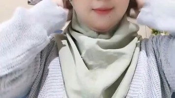 Bokep Jilbab – Kangen Lihat Tante MiuMiu Hijab STW Remas Buah Dada