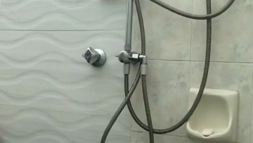 Lila Irwan Ngocok Memek di Kamar Mandi