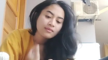 Viral Dinda Eksib Sepong di Depan Kostan