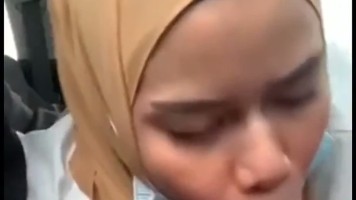 Jilbab Coklat Blowjob Di Mobil Crot Di Mulut