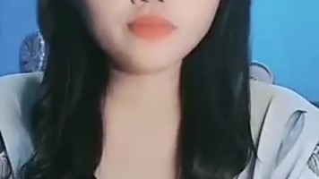 Falisja Live Show Belahan Dada Terbuka