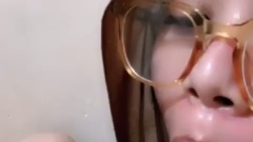 Silvia Ukhty Berkacamata Keenakan Colmek Pake Timun